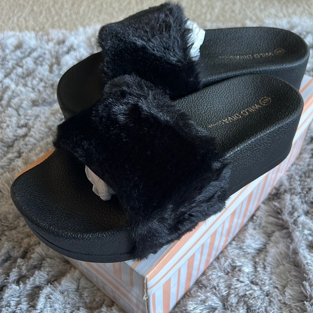 Fashion Nova black slider size 6